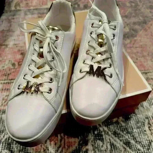 Michael Kors Poppy Sneaker - Picture 2 of 7